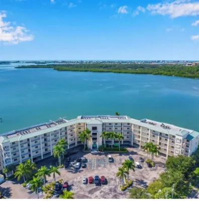 Amazing Waterfront Condo - 2 bedroom 2 bath - Large Balcony   Comfortable Condo Hotels in Seminole