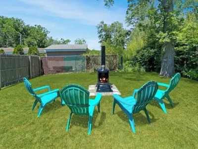 Cozy Riverside Cottage Hotel in zona Long Beach Town Park