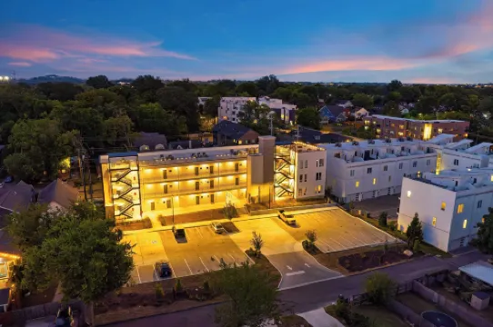 Colorful 4BR w/ Artful Design, Dining & Easy Access to Broadway The Bloom House by Avantstay