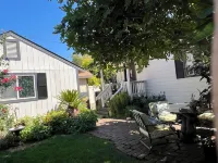 Cozy Cottage King Bed Fenced Pet Yard 5Min Walk to Old Roseville