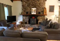 Loose Moose Lodge – Family Chalet, Fireplace, Ski!