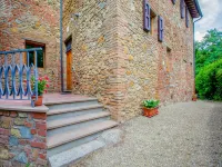 Spacious Tuscany Retreat