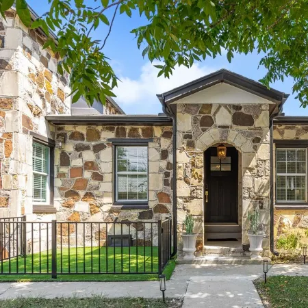 Old Town Stone Cottage Walk to Square or Southwestern, Family-Friendly, EV Ready