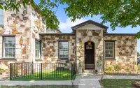 Old Town Stone Cottage Walk to Square or Southwestern, Family-Friendly, EV Ready