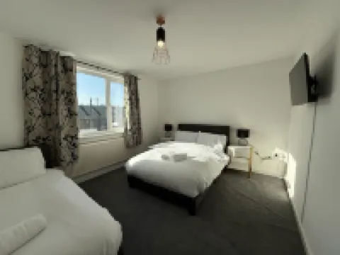 Cozy Retreat in Bridgend with 4 Bedrooms Hotels in 