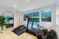 St. Petersburg Charming Family Home w/ Private Pool, Gym, Smart TV, King Bed Các khách sạn ở Lealman