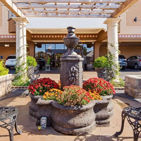 Seville Plaza Hotel, Trademark Collection by Wyndham Отели рядом с достопримечательностью «Стадион Kauffman»