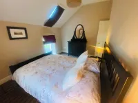 The Old Boathouse Holiday Cottage on the Shores of Lough Erne-4 Double Bedrooms Hotels in 