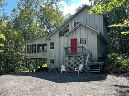 Breathtaking Post & Beam Minutes from Jiminy Peak, Williamstown, Lenox & Hiking