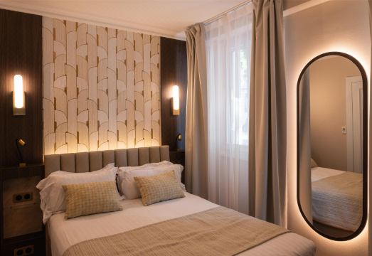 파리 에펠탑 근처 호텔 전경