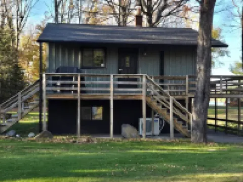 Four Seasons Lake House Between Marquette and Houghton: Paradise on Petticoat! Hotels in Baraga County