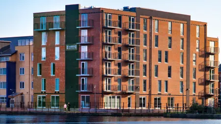 Staybridge Suites CARDIFF by IHG Отели рядом с достопримечательностью «Андерсон Филдс»