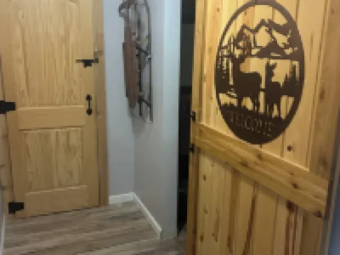 Lovely location close to the lake and downtown Lake CIty & Several beaches. 米索基縣酒店