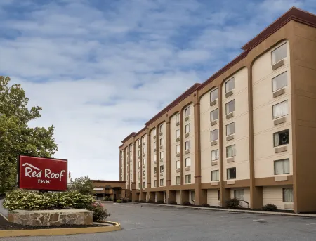 Red Roof Inn Hartford - New Britain Отели рядом с достопримечательностью «Central Connecticut State University»