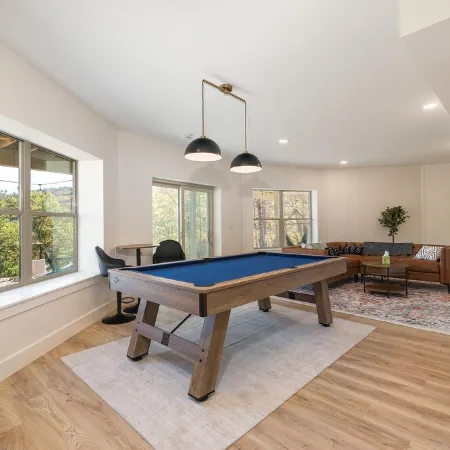 Yurt, Mins to Slopes, Hot Tub, Arcade Room, Pool Table, PS5, Fire Pit EV Charger