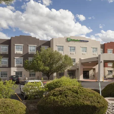 Holiday Inn Express & Suites Santa FE by IHG