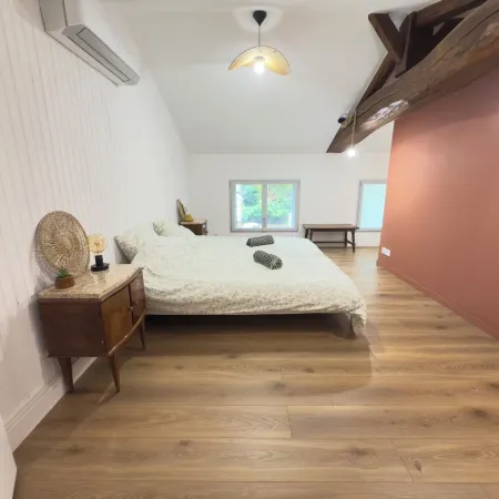 House in the Heart of the Saint-Emilion Vineyards Отели в г. Неак