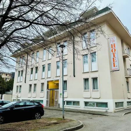 Hotel Kristall Отели рядом с достопримечательностью «Лорентеджо»