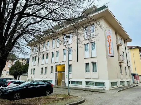 Hotel Kristall Отели в г. Треццано-суль-Навильо