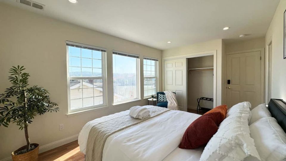 South SF Spacious Entire Unit With 3brs 3bth on 2F