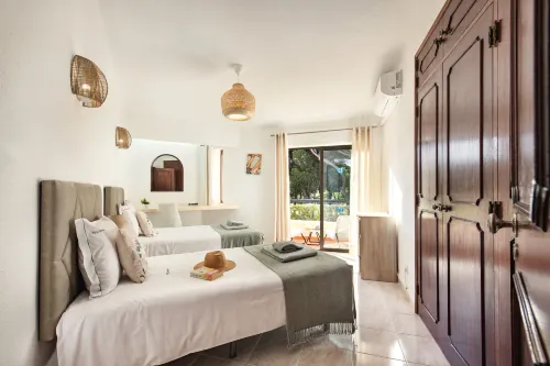 Old Village Area and Close to All Amenities, Overlooking Golf Course - 3-نجوم