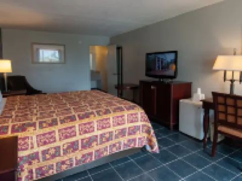 Express Inn & Suites - 5 Miles from St Petersburg Clearwater Airport Hotels in Pinellas Park