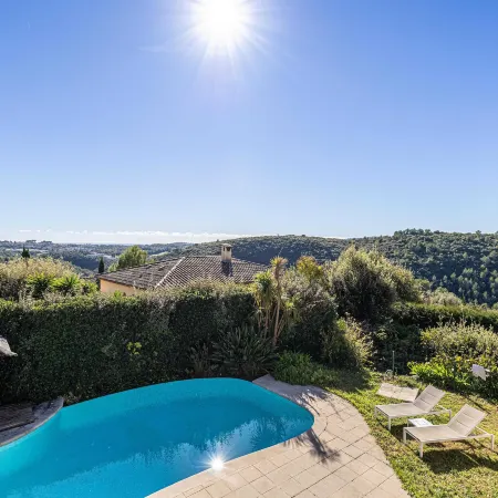 Quiet House with Pool Отели в г. Биот