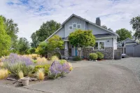 Steps to Beach: Home w/ Hot Tub in Oak Harbor! - Beach