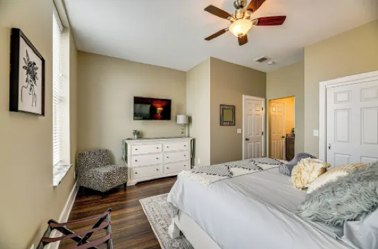 Luxurious 'litfin Loft' - Walk to Main St Akron