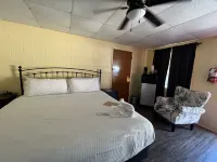 JI4, King Guest Room at the Joplin Inn at entrance to the resort by RedAwning Hotels in Montgomery County