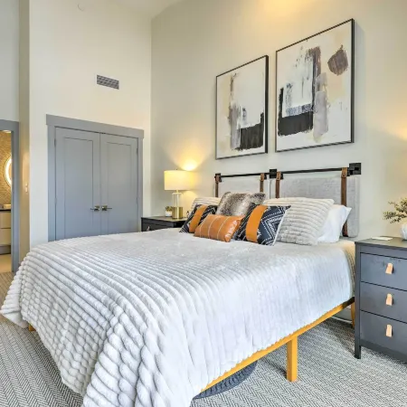 Condo w/ Mountain Views in Heart of Downtown!