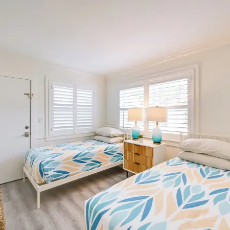 Updated Dtwn Naples Condo Across from Beach!