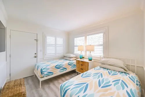 Updated Dtwn Naples Condo Across from Beach!