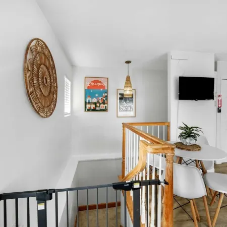 Sunny & Cozy Beach Escape: 5 star Location - Outdoor space