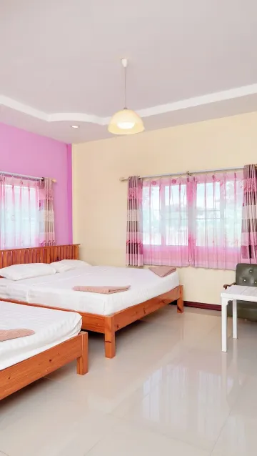 บ้านพร้อมหลายเตียง พื้นที่นั่งเล่นนอกห้อง และวิวสวน