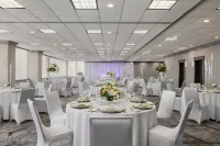 Holiday Inn & Suites OVERLAND PARK-WEST by IHG - 駐車場