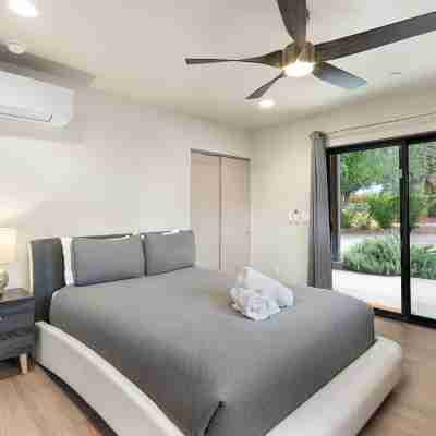 NEW Oak Creek Retreat Townhouse w Views Firepit Rooms