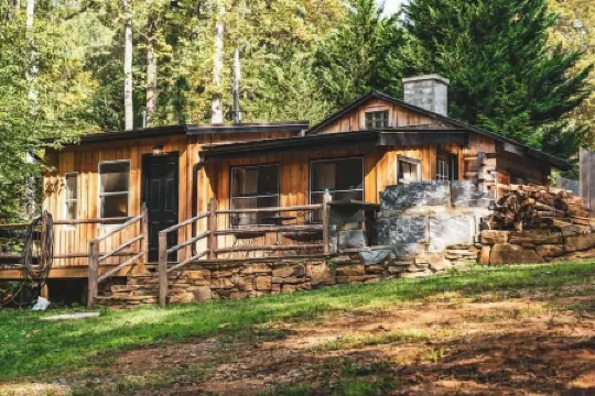 Hawthorne Cabin ~ NEW ~ Romantic ~ Unique ~ Serene