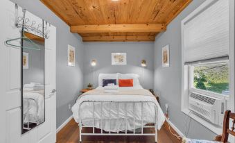 Mountain Koru Near Trails & Town 2 Bedroom Cabin