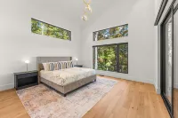Secluded, modern, spectacular views, hot tub on 18 acres. Firepit,games & more! - 4 étoiles