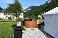 Wild Glamping in the Vienna Alps Hotel di 