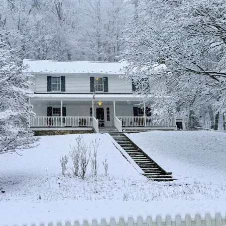 No Fee Luxurious 1885 Farmhouse: Horses, Goats, & Fresh Eggs