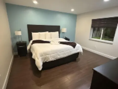 เคอร์ทิส อินน์ แอนด์ สวีทส์ โรงแรมในฮอลลีวูด