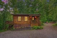 Private Wooded Cabin - 8 Minutes to Top Trails -Hot Tub Room