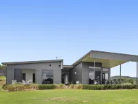 Scenic House With Private Yard & BBQ Area Hotels in Springbrook