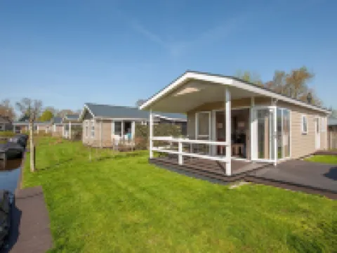 Lakeside Cottage with Boat Hotels in Giethoorn