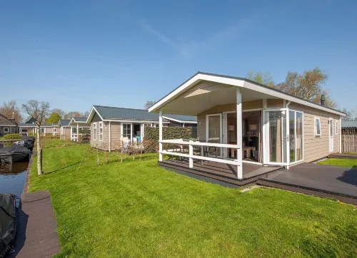 Lakeside Cottage with Boat - Homestays