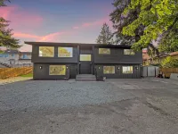 Spacious 4Br Upper Duplex Unit • AC • WiFi • Quiet Area • Near SeaTac Airport