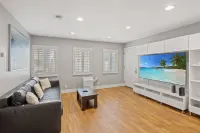 Serene 2-Bedroom Venice Apartment with Private Entrance