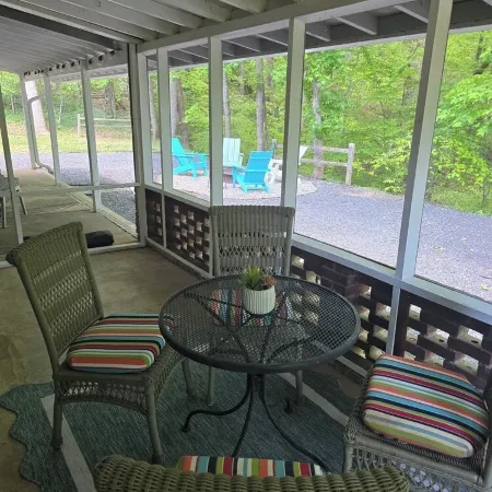 Downtown Helen House on 4 acres adjoining Unicoi State Park. Hikers Paradise!!!